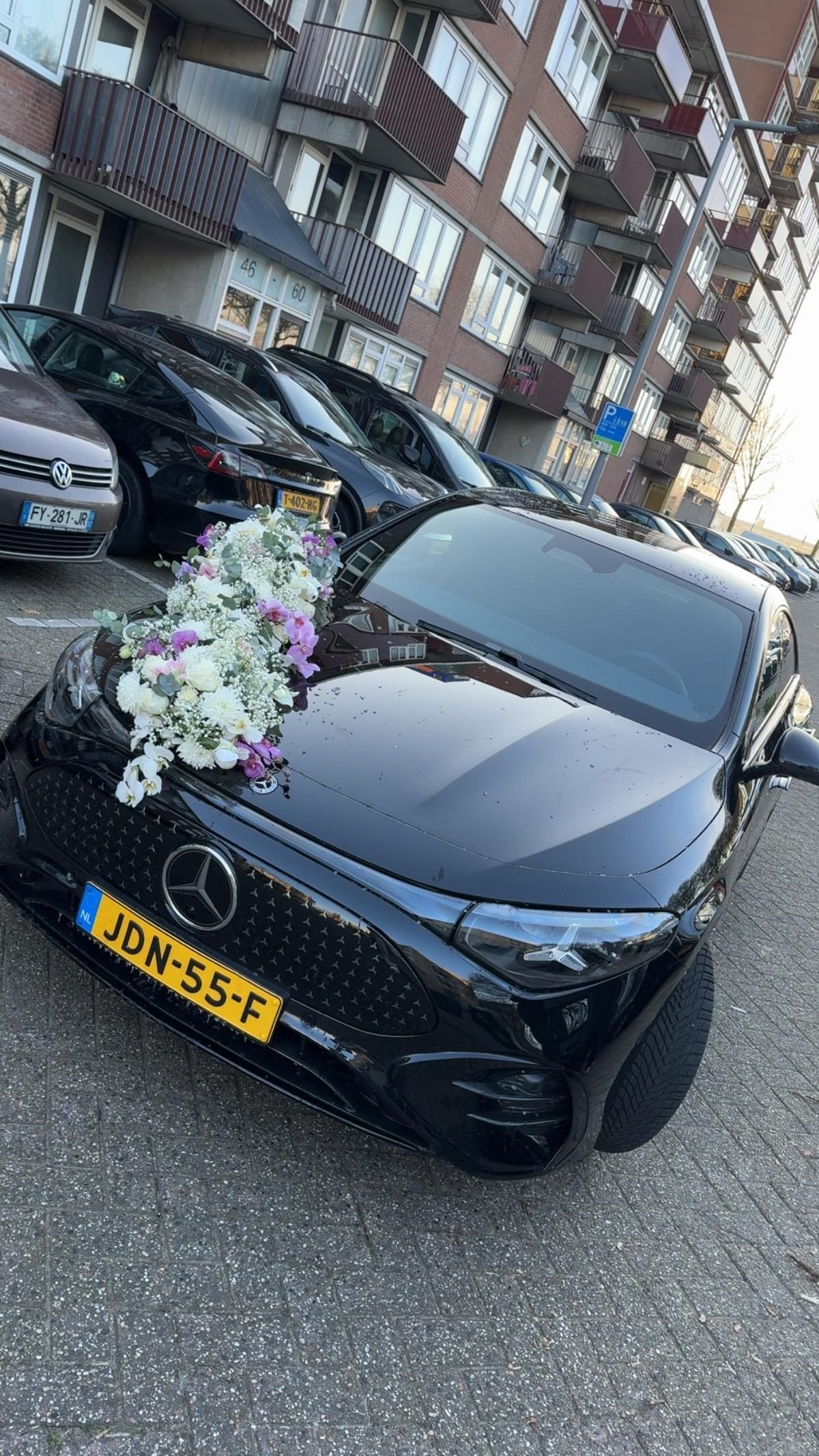 Bruidsauto versierd met bloemen door Bloomerva